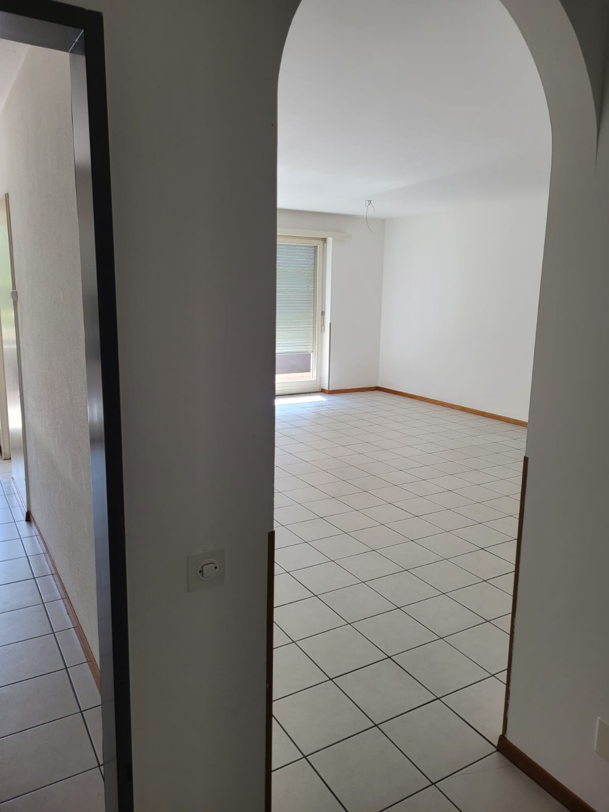 4 ½ Zimmer Wohnung","description":"Zu vermieten: 4.5-Zimmer-Wohnung im Erdgeschoss an der Via Cantonale 37 in Cresciano. 

Das Gebäude ist von wunderschönen Grünzonen umgeben und befindet sich in einer komfortablen und gut erschlossenen Lage, gegenüber der Kantonsstrasse und nur wenige Schritte von 