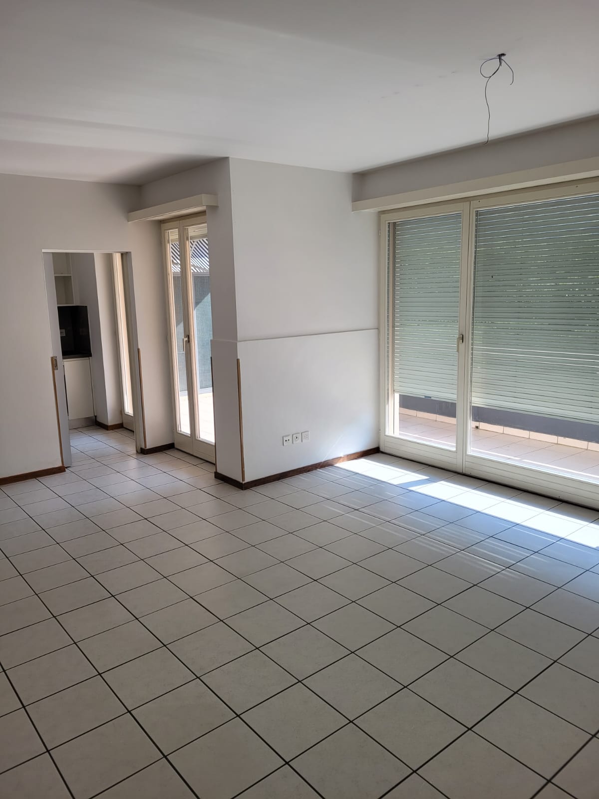 4 ½ Zimmer Wohnung","description":"Zu vermieten: 4.5-Zimmer-Wohnung im Erdgeschoss an der Via Cantonale 37 in Cresciano. 

Das Gebäude ist von wunderschönen Grünzonen umgeben und befindet sich in einer komfortablen und gut erschlossenen Lage, gegenüber der Kantonsstrasse und nur wenige Schritte von 