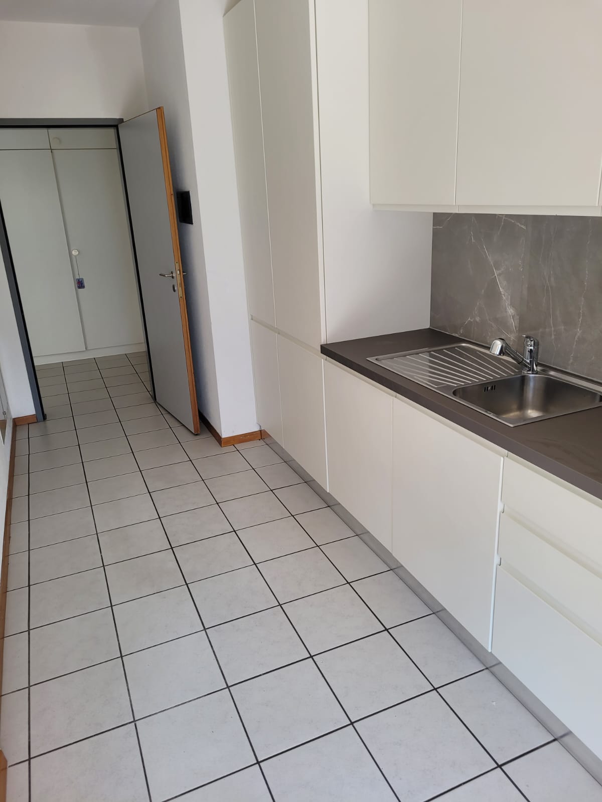 4 ½ Zimmer Wohnung","description":"Zu vermieten: 4.5-Zimmer-Wohnung im Erdgeschoss an der Via Cantonale 37 in Cresciano. 

Das Gebäude ist von wunderschönen Grünzonen umgeben und befindet sich in einer komfortablen und gut erschlossenen Lage, gegenüber der Kantonsstrasse und nur wenige Schritte von 