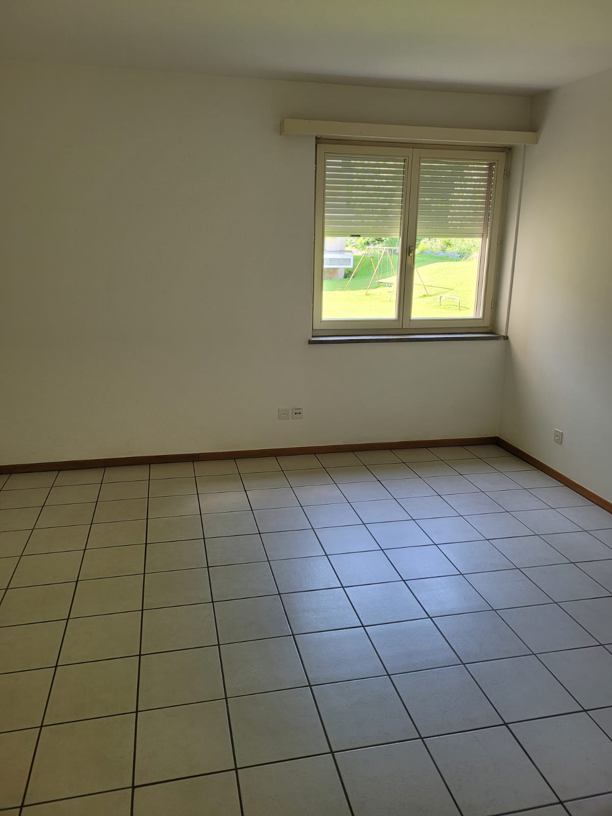 4 ½ Zimmer Wohnung","description":"Zu vermieten: 4.5-Zimmer-Wohnung im Erdgeschoss an der Via Cantonale 37 in Cresciano. 

Das Gebäude ist von wunderschönen Grünzonen umgeben und befindet sich in einer komfortablen und gut erschlossenen Lage, gegenüber der Kantonsstrasse und nur wenige Schritte von 