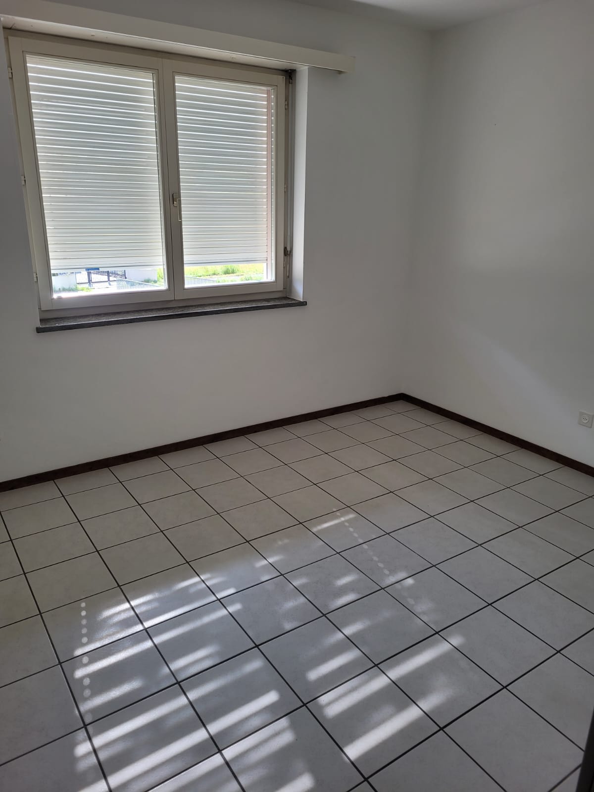 4 ½ Zimmer Wohnung","description":"Zu vermieten: 4.5-Zimmer-Wohnung im Erdgeschoss an der Via Cantonale 37 in Cresciano. 

Das Gebäude ist von wunderschönen Grünzonen umgeben und befindet sich in einer komfortablen und gut erschlossenen Lage, gegenüber der Kantonsstrasse und nur wenige Schritte von 