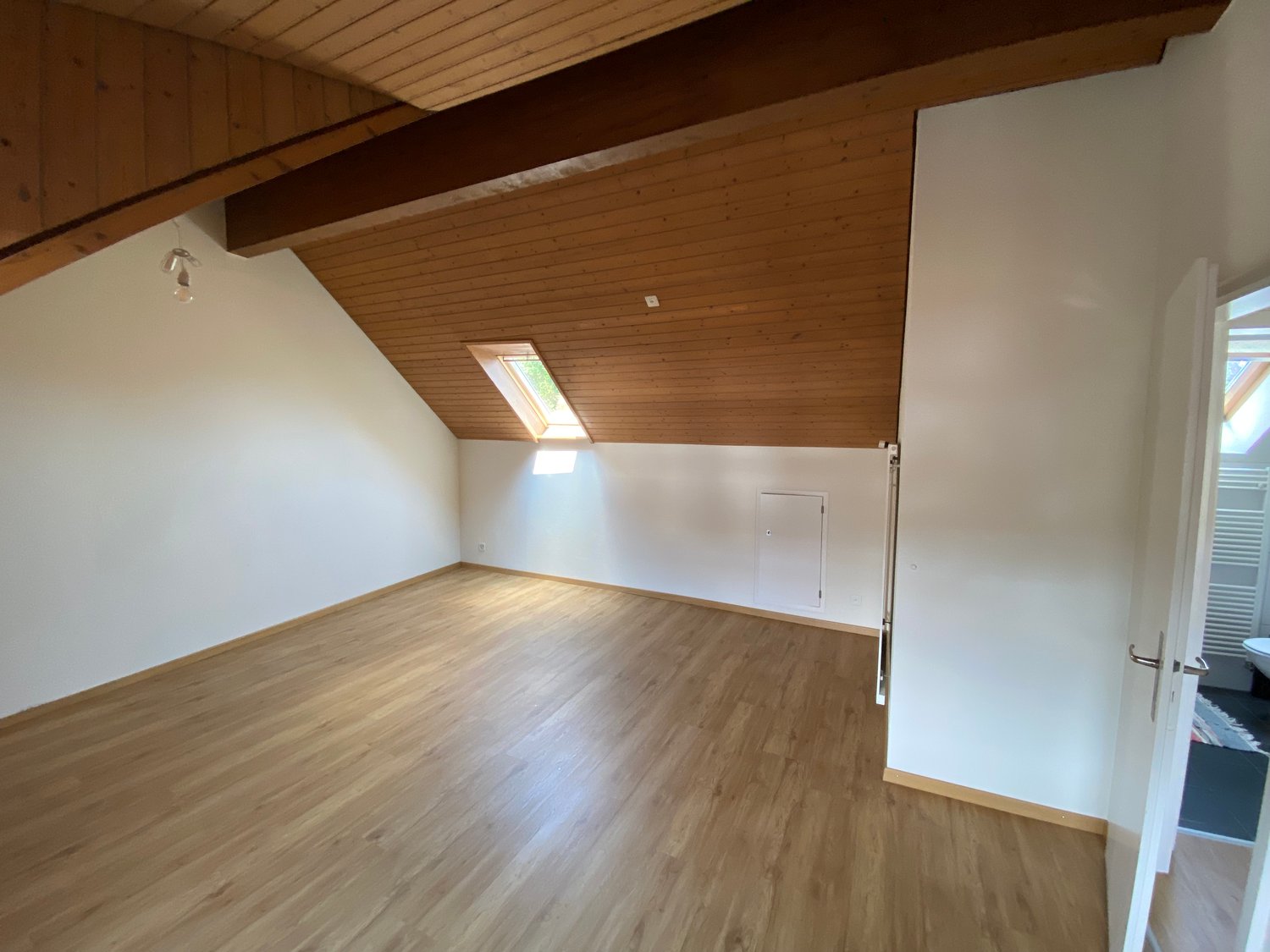 Stanza mansardata in WG (30m2) a Obertor dal 1.Dec 2026 (al più tardi 1. Jan 27)

La nostra WG di tre persone ti cerca!
Nel nostro grande appartamento duplex ai margini della città vecchia (vicino alla fermata dell'autobus Obertor), una grande stanza mansardata si libererà dal 1° dicembre (trasloco , foto 2 di 2