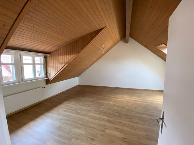 Stanza mansardata in WG (30m2) a Obertor dal 1.Dec 2026 (al più tardi 1. Jan 27)

La nostra WG di tre persone ti cerca!
Nel nostro grande appartamento duplex ai margini della città vecchia (vicino alla fermata dell'autobus Obertor), una grande stanza mansardata si libererà dal 1° dicembre (trasloco , foto 1 di 2