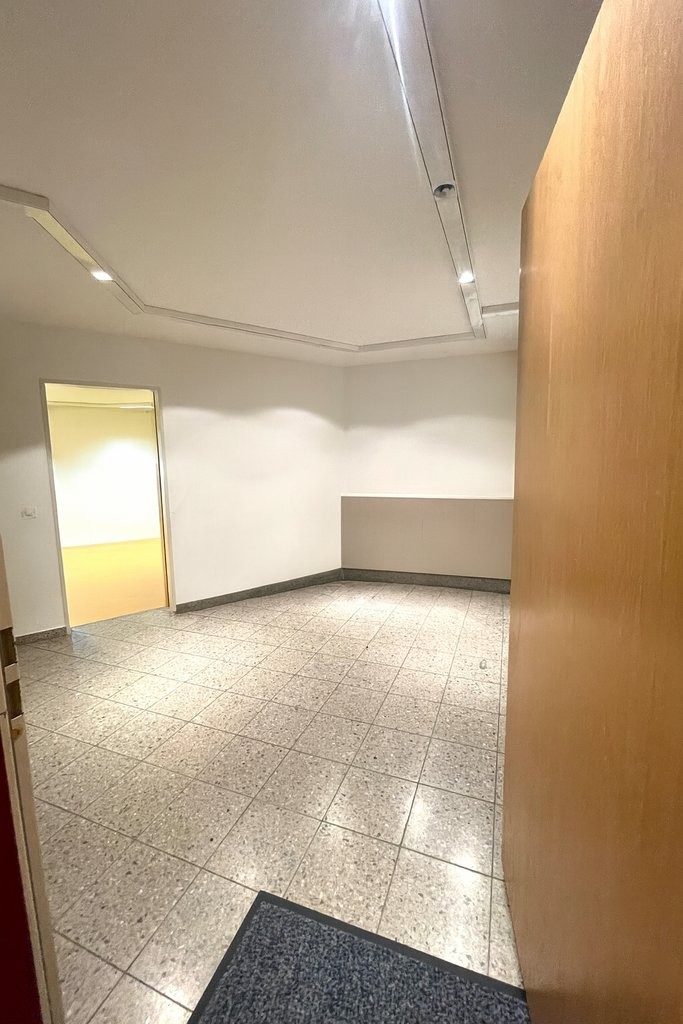80m² office