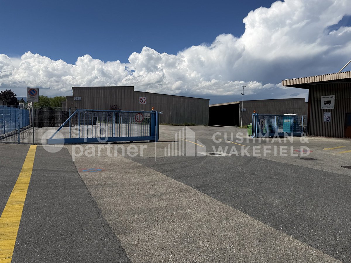 4500m² commercial

Covered storage halls of 12'000 m², divisible from 1'000 m², ready for your project!

Between Genève and Lausanne, St-Prex benefits from a strategic positioning in the heart of the Arc lémanique.

The site consists of three covered storage halls, designed exclusively for industria