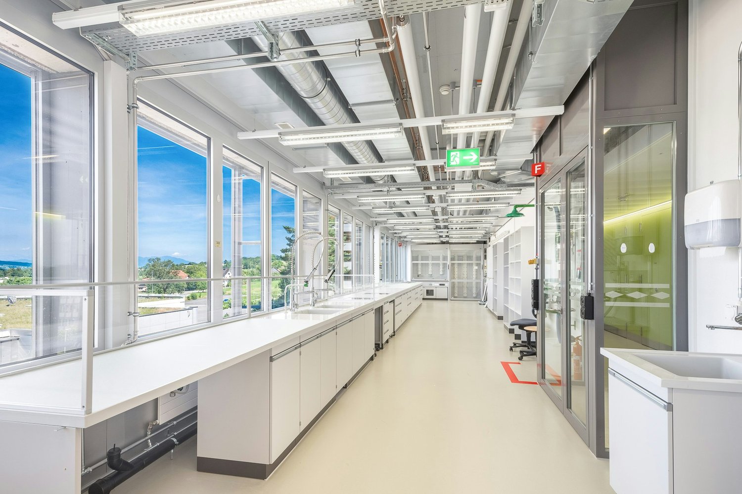 80m² laboratory
