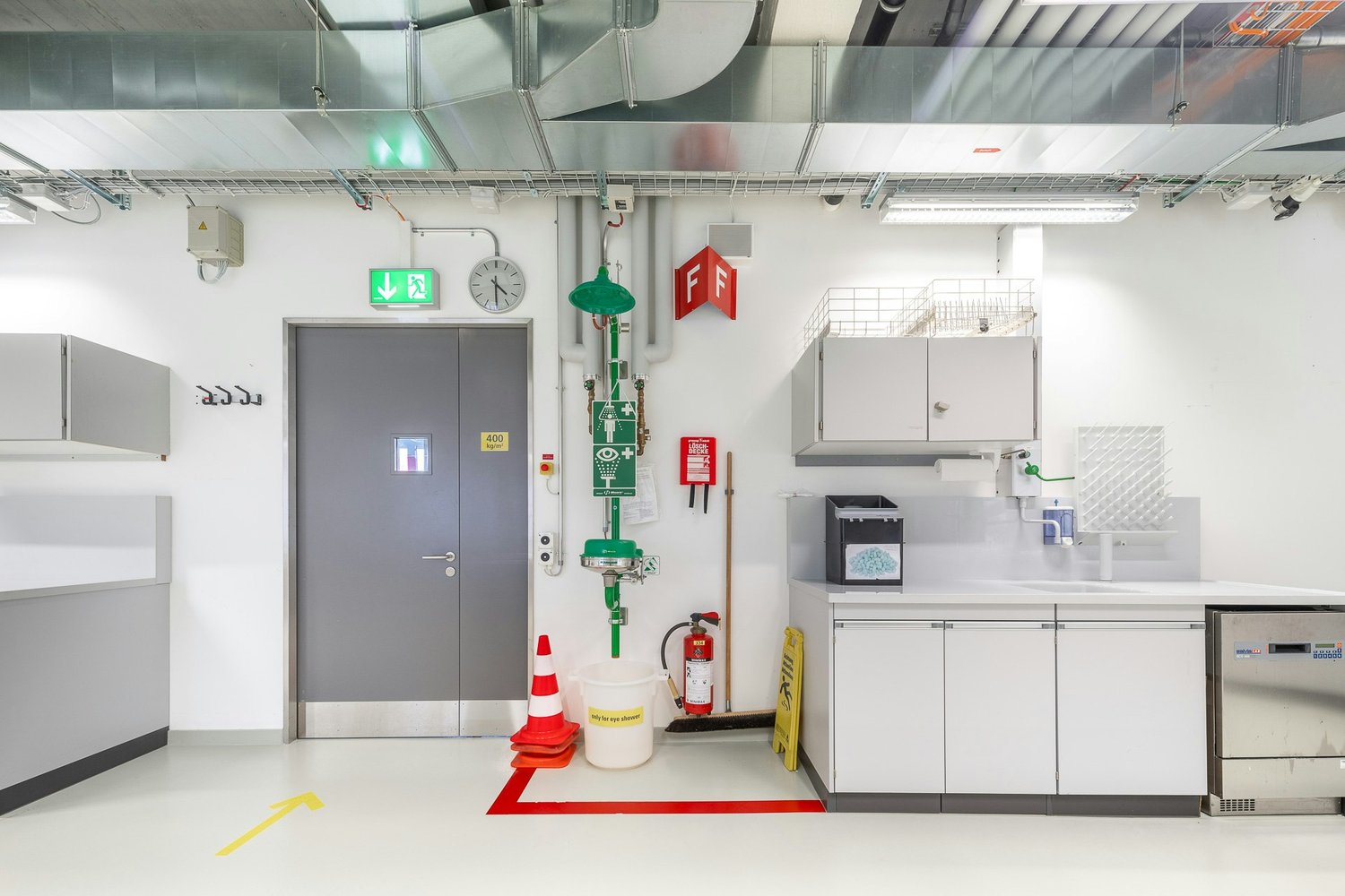 80m² laboratory