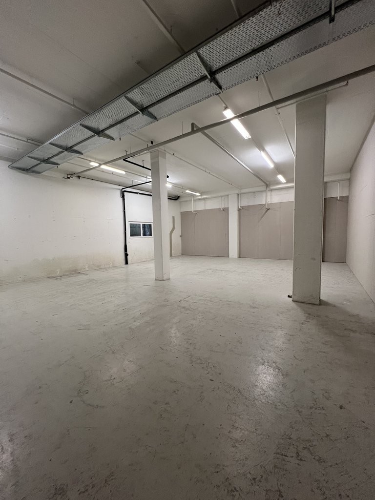 746m² storage room