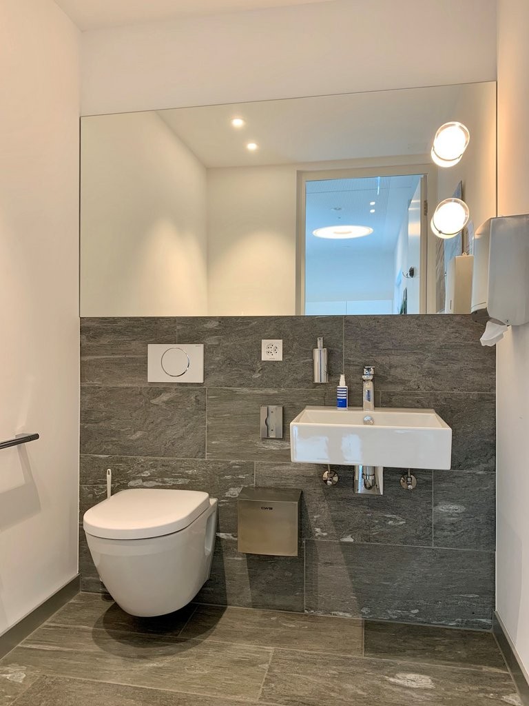 140m² commercial