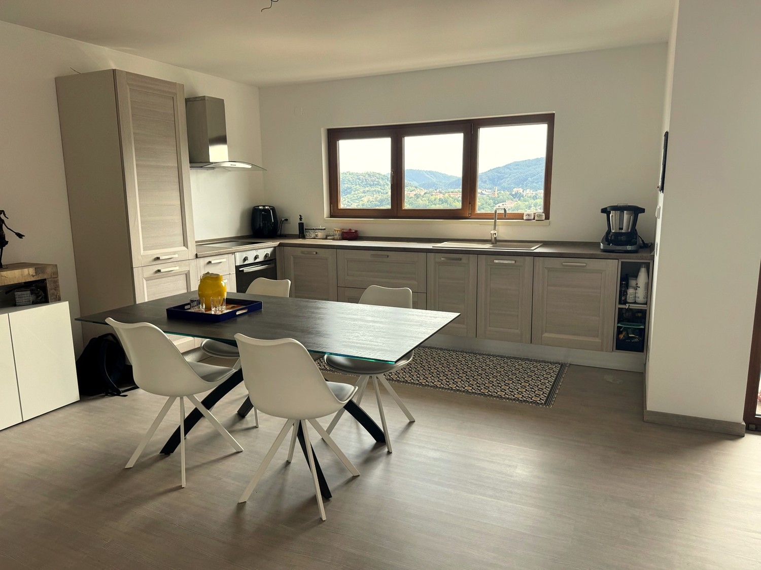 Appartement de 3 ½ pièces

On cherche un repreneur pour un spectaculaire 3,5 avec vue d'environ 110m2 dans la localité de Roggiana à Vacallo.

L'appartement est disposé sur deux niveaux :

Au premier niveau en open space se trouvent une cuisine spacieuse, complète avec tous les appareils électroména