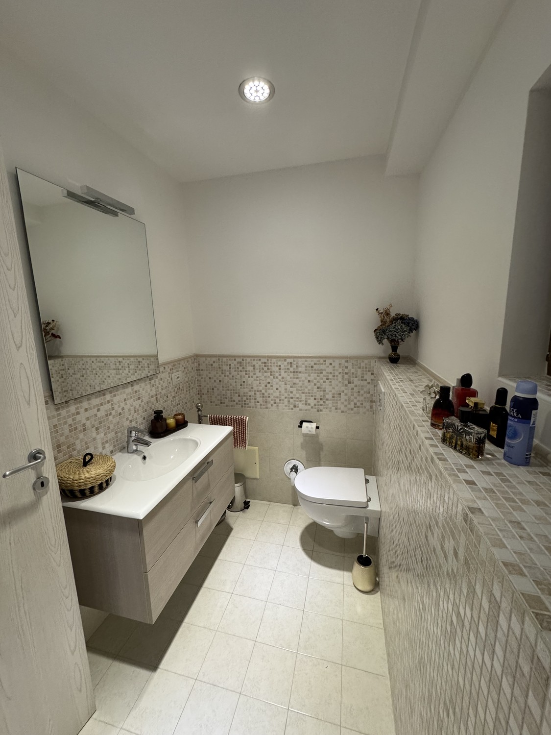 Appartement de 3 ½ pièces

On cherche un repreneur pour un spectaculaire 3,5 avec vue d'environ 110m2 dans la localité de Roggiana à Vacallo.

L'appartement est disposé sur deux niveaux :

Au premier niveau en open space se trouvent une cuisine spacieuse, complète avec tous les appareils électroména