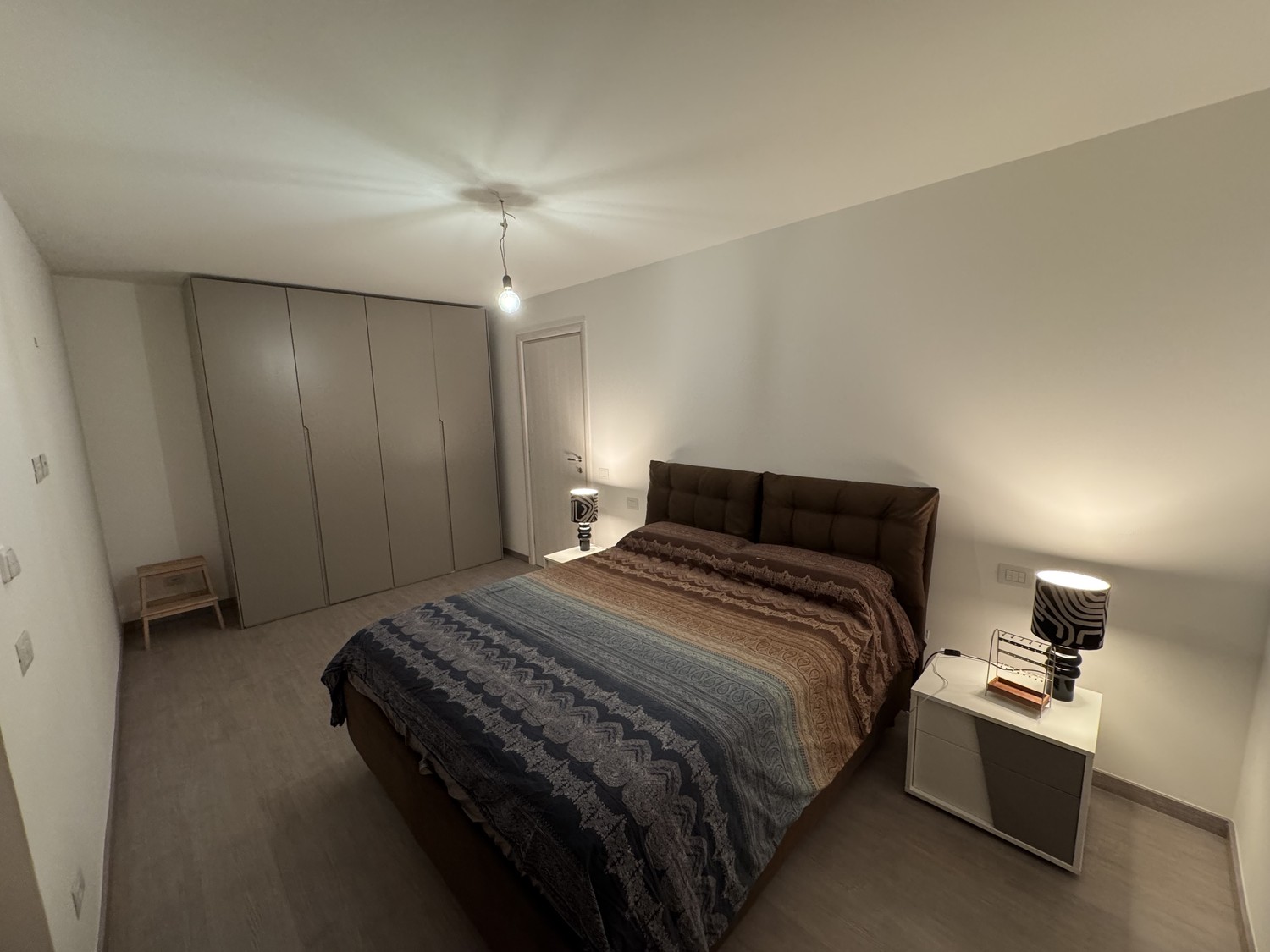 Appartement de 3 ½ pièces

On cherche un repreneur pour un spectaculaire 3,5 avec vue d'environ 110m2 dans la localité de Roggiana à Vacallo.

L'appartement est disposé sur deux niveaux :

Au premier niveau en open space se trouvent une cuisine spacieuse, complète avec tous les appareils électroména