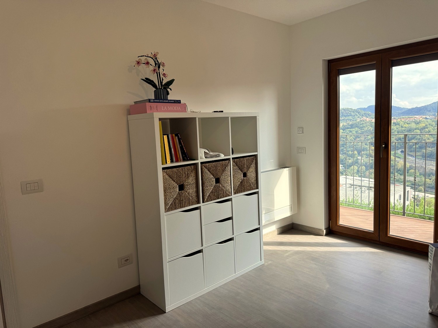 Appartement de 3 ½ pièces

On cherche un repreneur pour un spectaculaire 3,5 avec vue d'environ 110m2 dans la localité de Roggiana à Vacallo.

L'appartement est disposé sur deux niveaux :

Au premier niveau en open space se trouvent une cuisine spacieuse, complète avec tous les appareils électroména