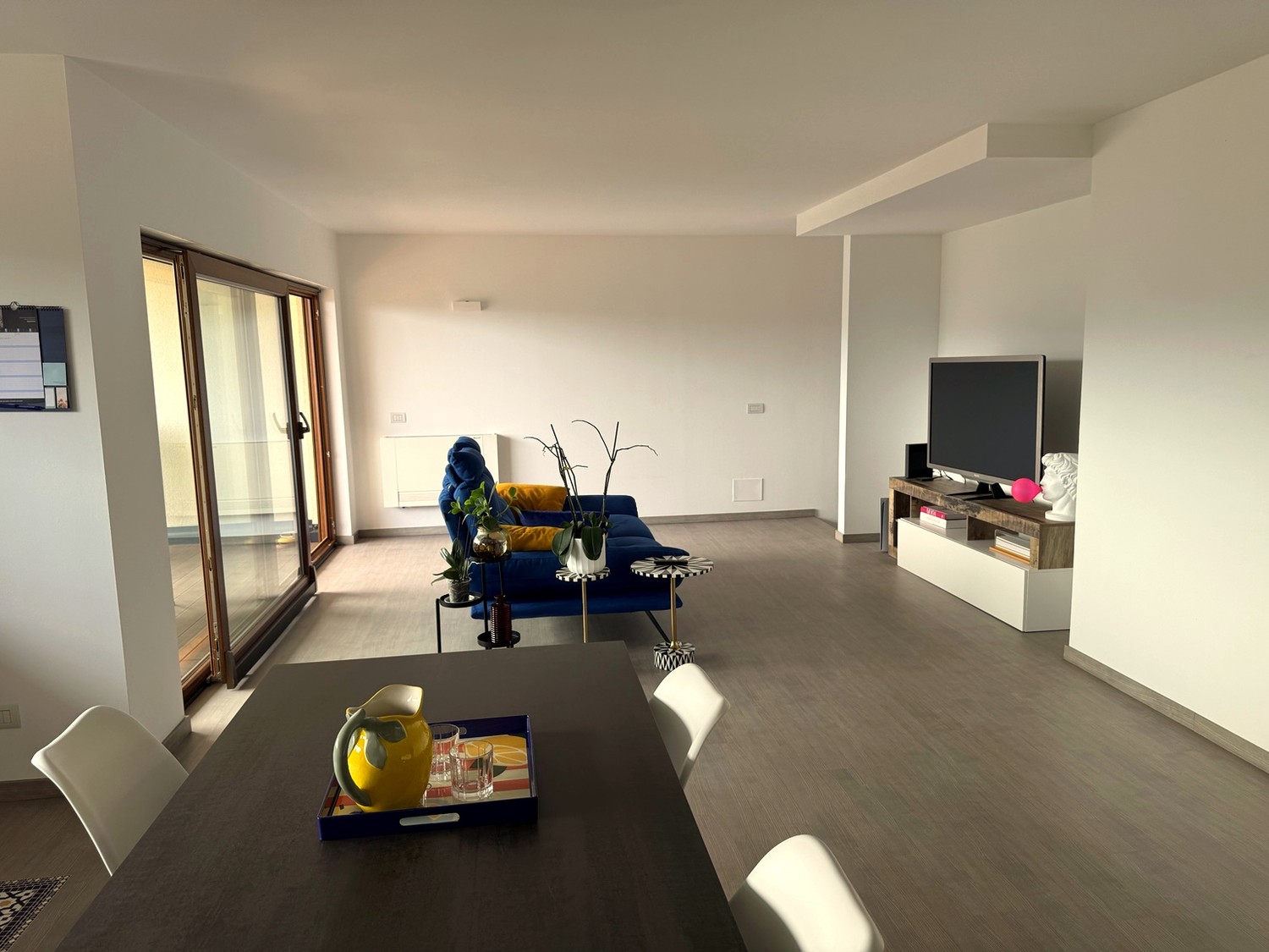 Appartement de 3 ½ pièces

On cherche un repreneur pour un spectaculaire 3,5 avec vue d'environ 110m2 dans la localité de Roggiana à Vacallo.

L'appartement est disposé sur deux niveaux :

Au premier niveau en open space se trouvent une cuisine spacieuse, complète avec tous les appareils électroména