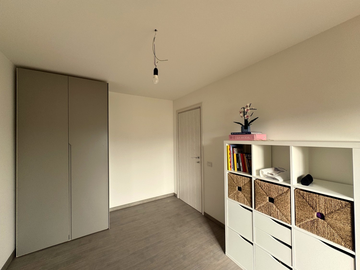 Appartement de 3 ½ pièces

On cherche un repreneur pour un spectaculaire 3,5 avec vue d'environ 110m2 dans la localité de Roggiana à Vacallo.

L'appartement est disposé sur deux niveaux :

Au premier niveau en open space se trouvent une cuisine spacieuse, complète avec tous les appareils électroména