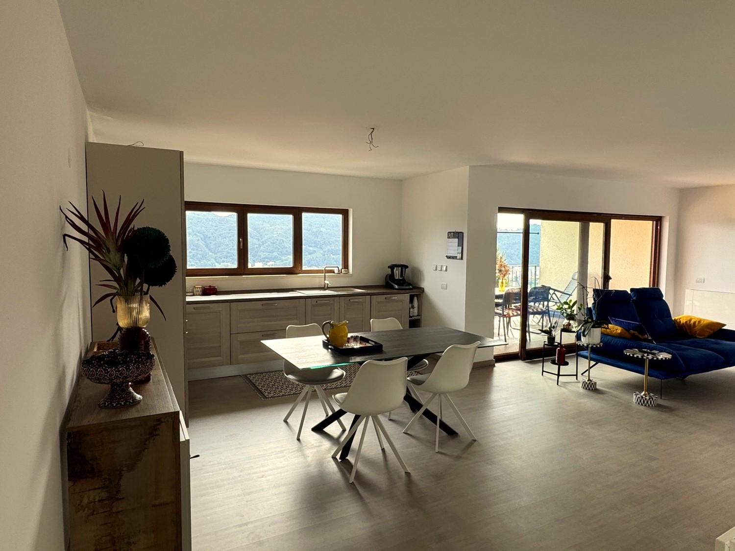 Appartement de 3 ½ pièces

On cherche un repreneur pour un spectaculaire 3,5 avec vue d'environ 110m2 dans la localité de Roggiana à Vacallo.

L'appartement est disposé sur deux niveaux :

Au premier niveau en open space se trouvent une cuisine spacieuse, complète avec tous les appareils électroména