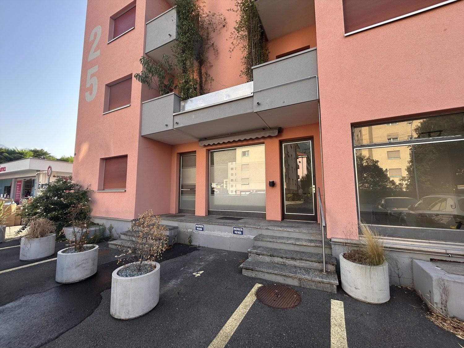 55m² shop