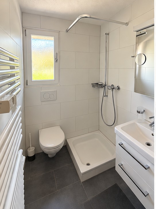 Stanza disponibile in un appartamento condiviso a Gstaad.

Avrai la tua camera da letto privata e il tuo bagno privato, con il resto dell'appartamento condiviso con un'altra persona.

l'appartamento dispone di un'ampia zona giorno, cucina completamente attrezzata e terrazza con bellissime viste., foto 3 di 4