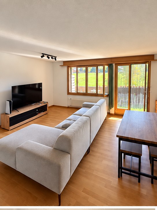 Stanza disponibile in un appartamento condiviso a Gstaad.

Avrai la tua camera da letto privata e il tuo bagno privato, con il resto dell'appartamento condiviso con un'altra persona.

l'appartamento dispone di un'ampia zona giorno, cucina completamente attrezzata e terrazza con bellissime viste., foto 2 di 4