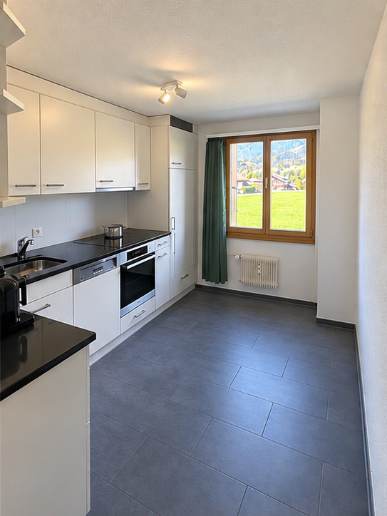 Stanza disponibile in un appartamento condiviso a Gstaad.

Avrai la tua camera da letto privata e il tuo bagno privato, con il resto dell'appartamento condiviso con un'altra persona.

l'appartamento dispone di un'ampia zona giorno, cucina completamente attrezzata e terrazza con bellissime viste., foto 4 di 4