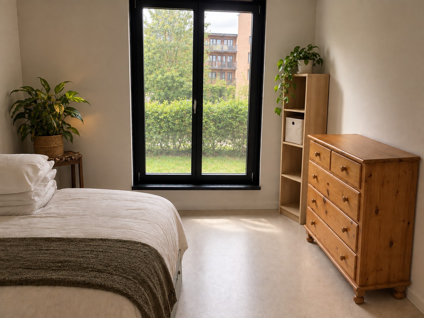 Chambre en colocation

Nous avons deux chambres disponibles dans notre appartement de construction récente à Zurich Albisrieden. Il est situé au rez-de-chaussée avec un grand jardin et est entièrement meublé.
Bus et tram à quelques pas, 15min de Hauptbahnhof.
Voiture et vélos disponibles sur demande