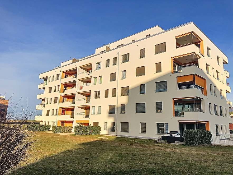 Appartamento di 4 ½ locali

Immeuble récent situé à 3 min de l'autoroute.

Appartement avec des pièces spacieuses et lumineuses.

Comprenant :

- Hall d'entrée avec armoires murales
- 3 chambre
- wc/douche
- Salle de bains
- Cuisine entièrement équipée
- Grand séjour
- Balcon