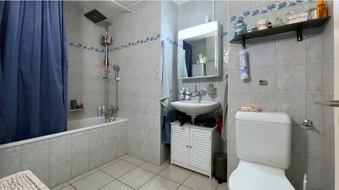 Appartement lumineux et central à Affoltern am Albis","description":"Cet appartement spacieux et lumineux de 2.5 pièces offre une expérience de vie agréable sur environ 70 m² dans un emplacement calme mais central. Les pièces sont équipées d'un parquet de haute qualité, créant une atmosphère de vie 