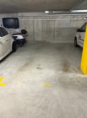 À louer, la **place de parc n° 37** dans le parking couvert à la Schöneggstrasse 48 à Dietikon.

La place de parc offre une possibilité de stationnement pratique et protégée pour votre véhicule