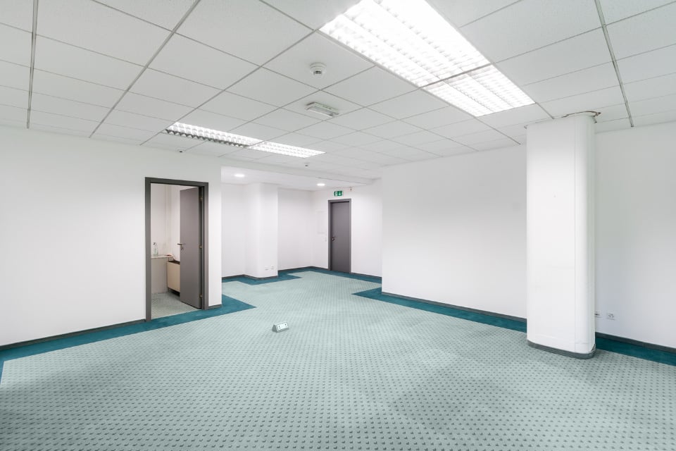 196m² office