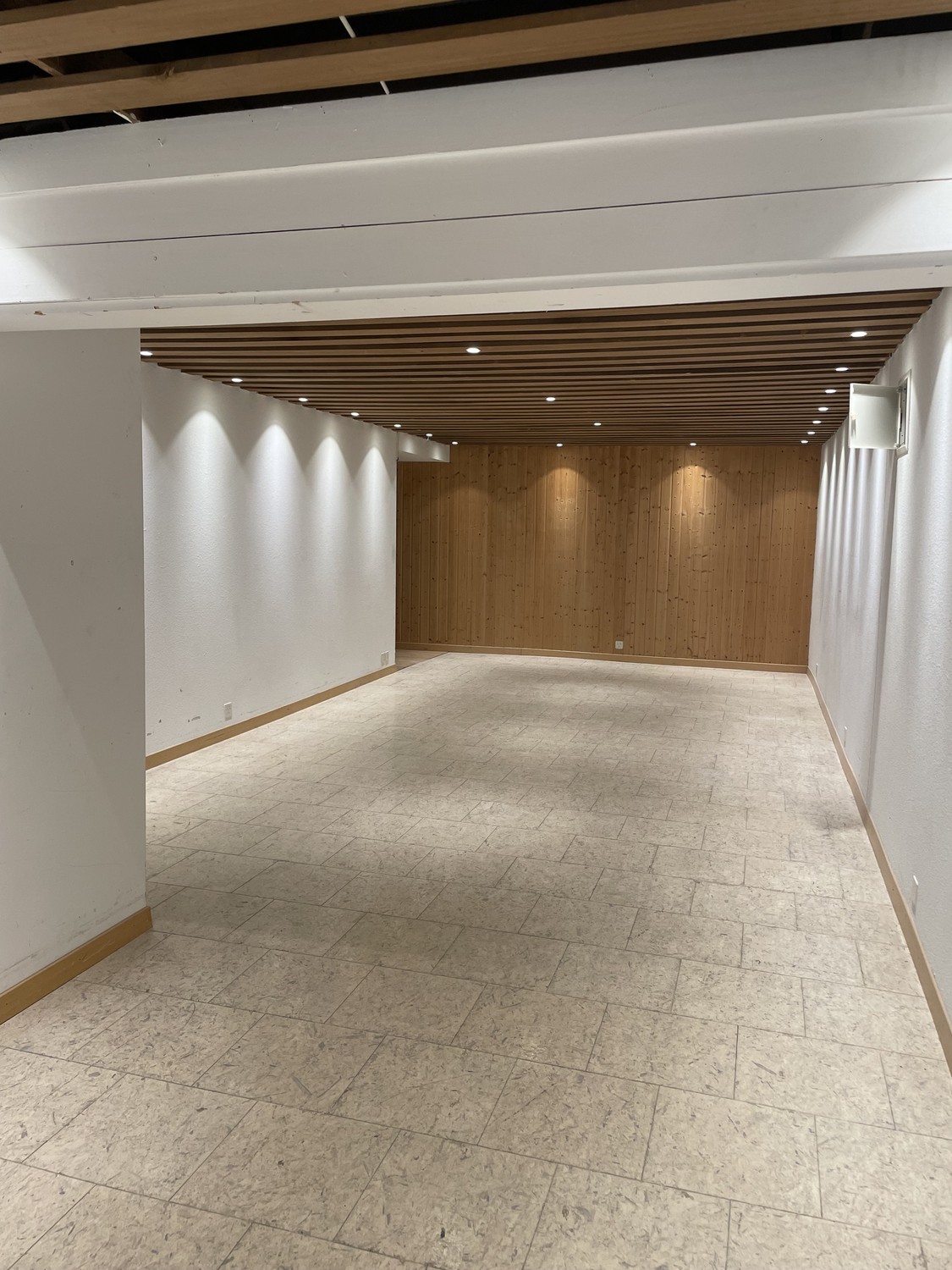 Compartimento di cantina di 115m²