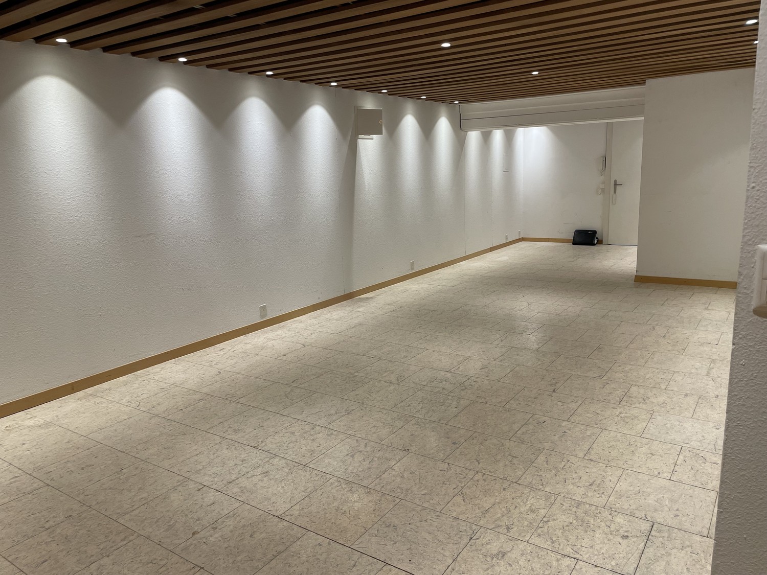 Compartimento di cantina di 115m²