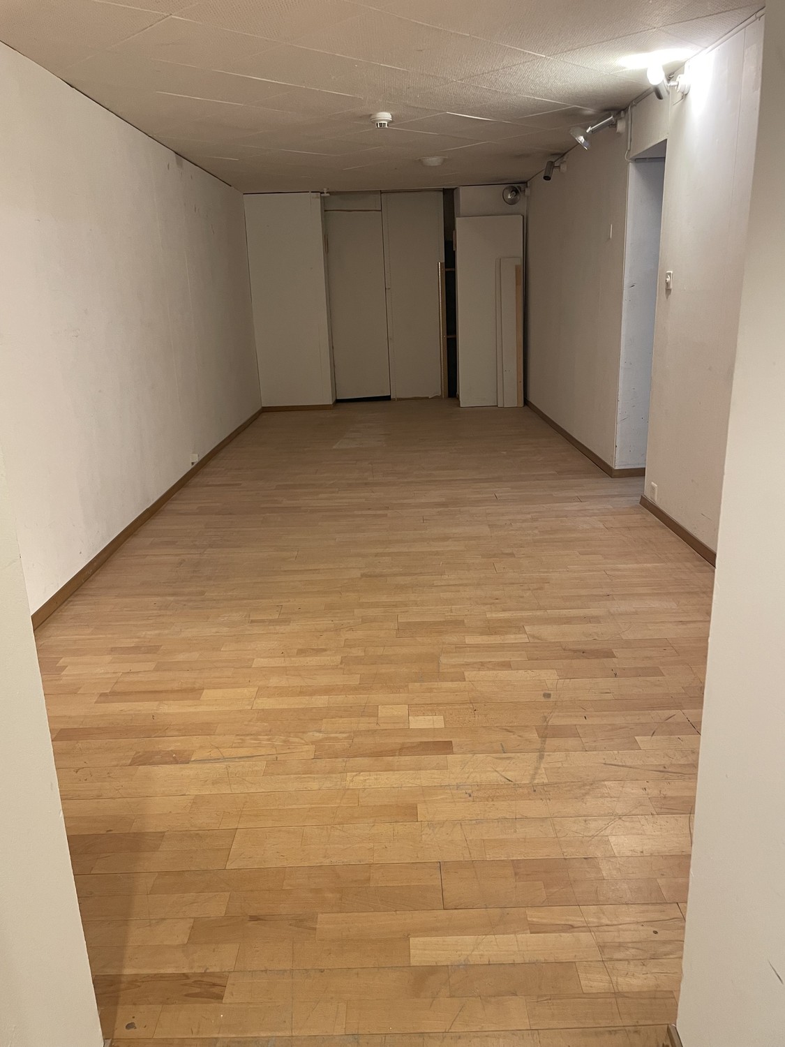 Compartimento di cantina di 115m²