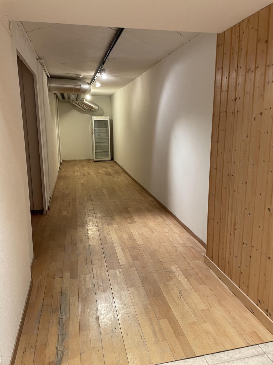 Compartimento di cantina di 115m²