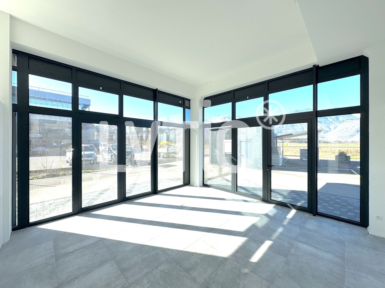 225m² shop