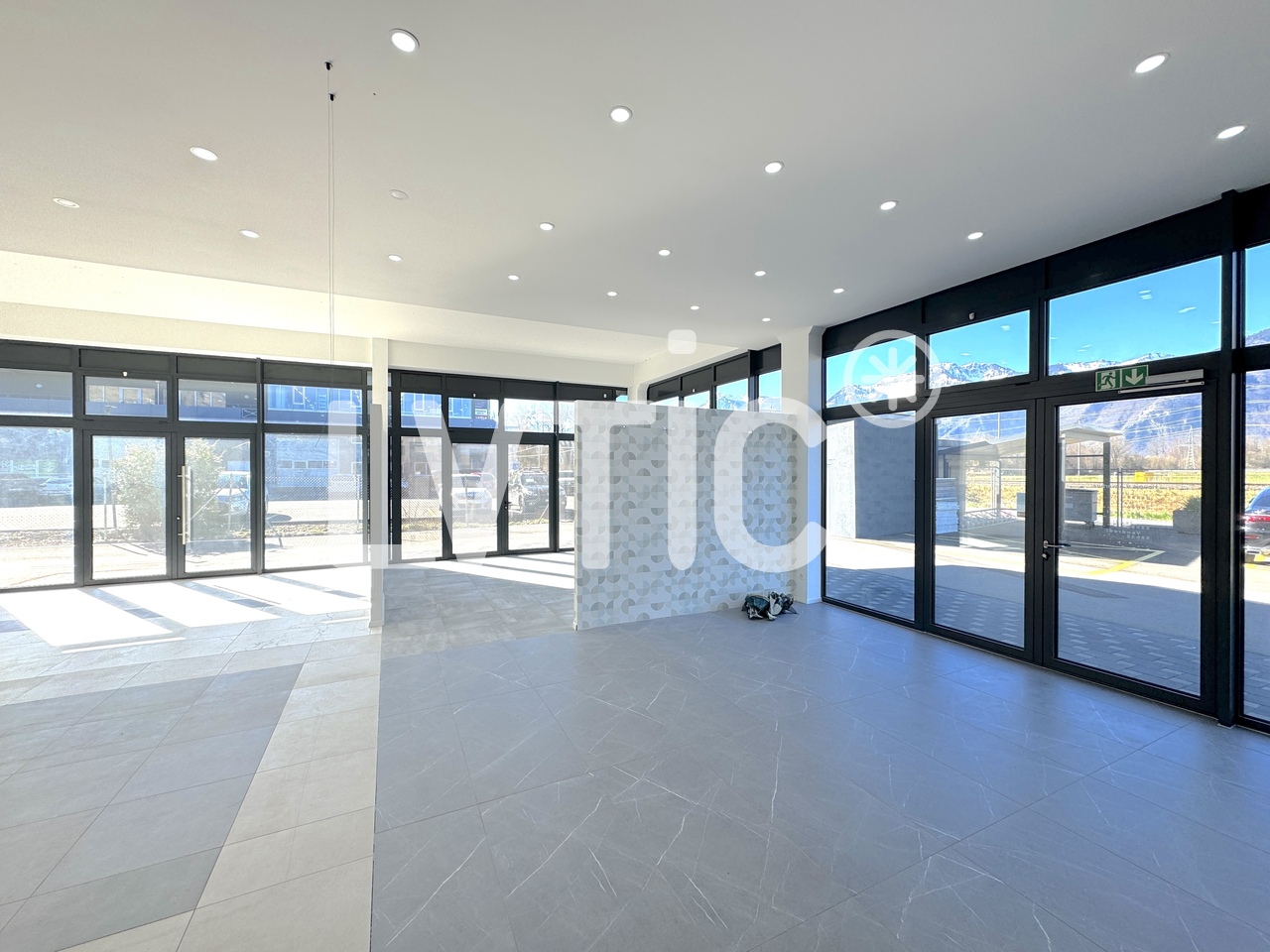 225m² shop