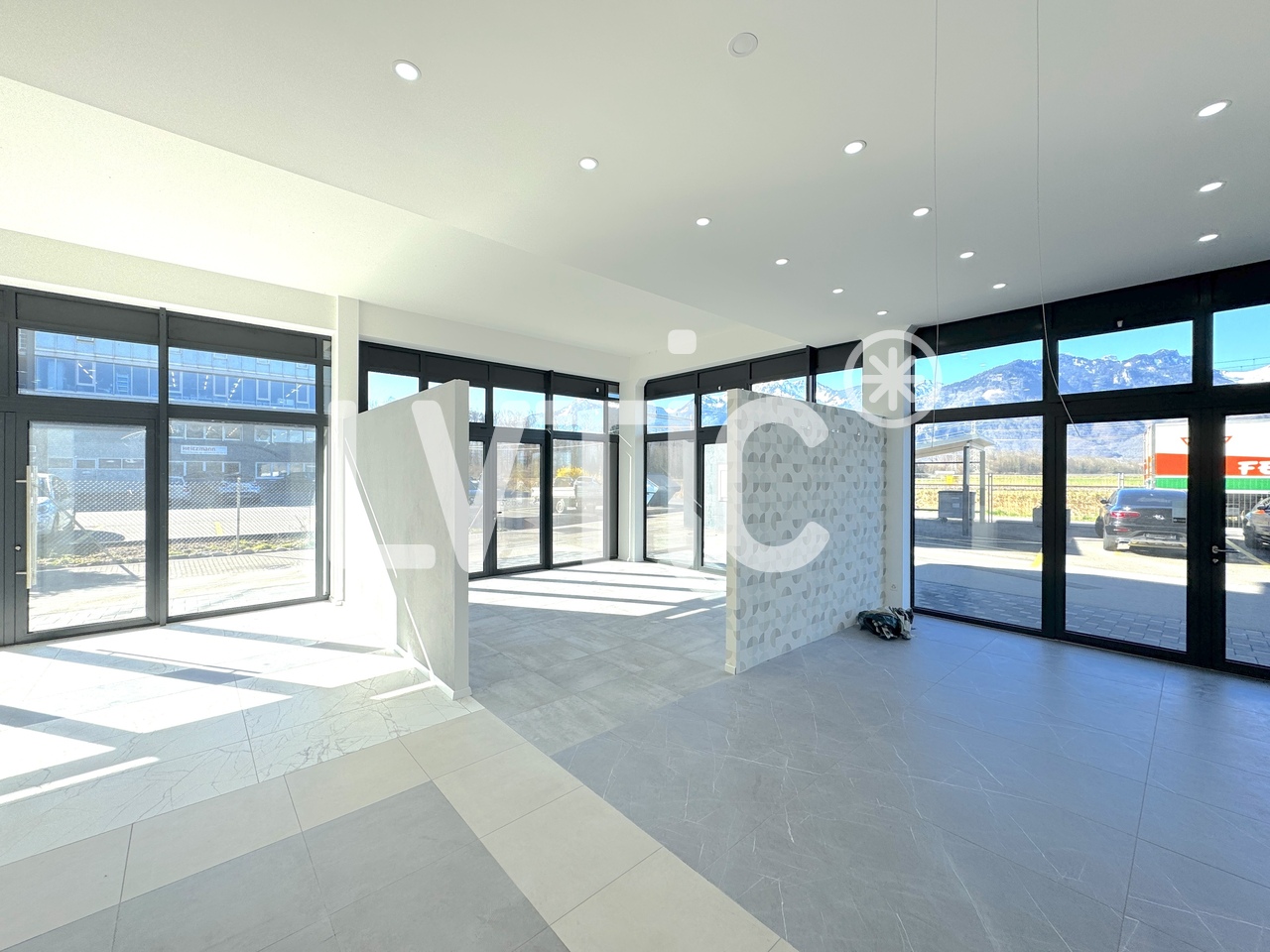 225m² shop