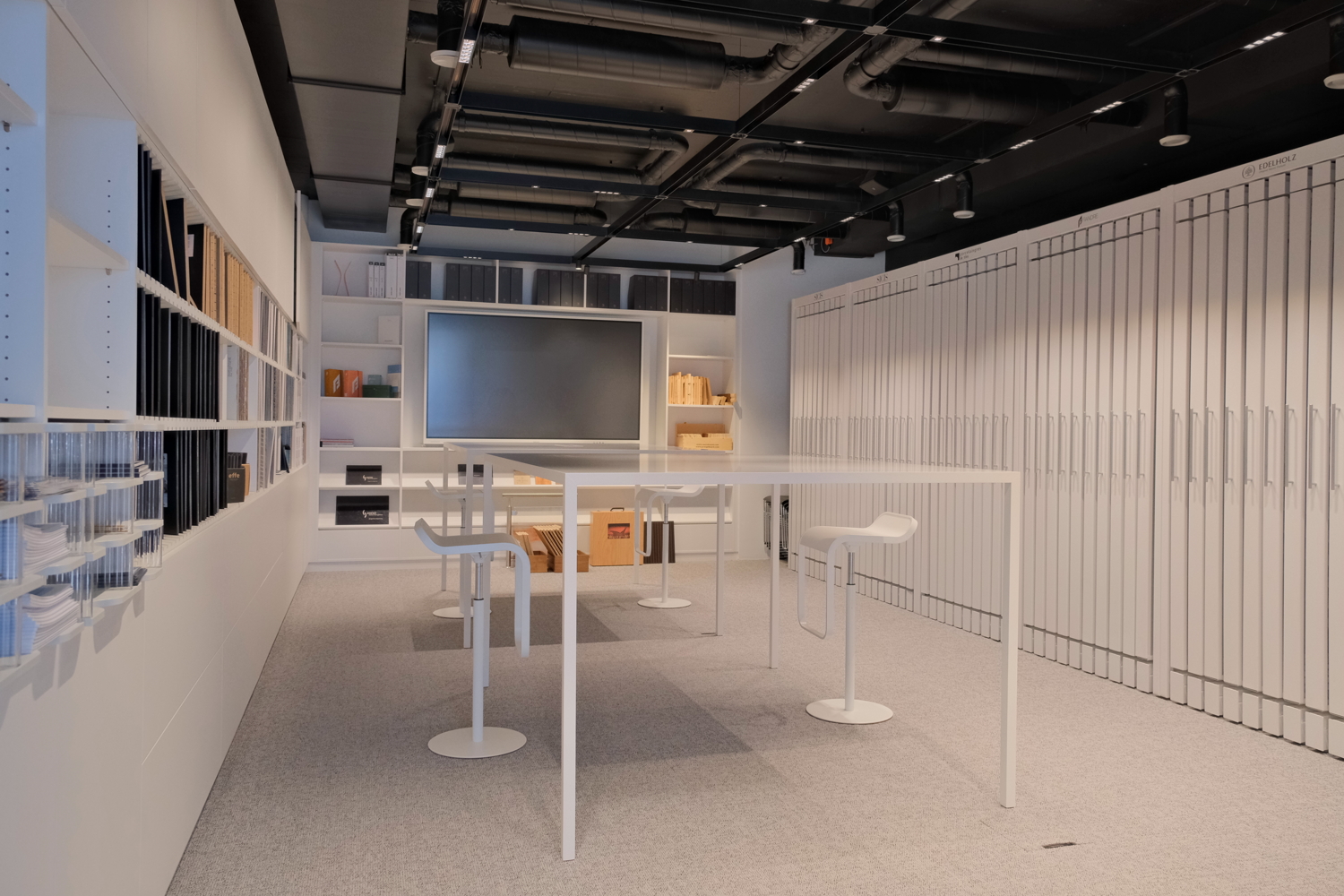1143m² office
