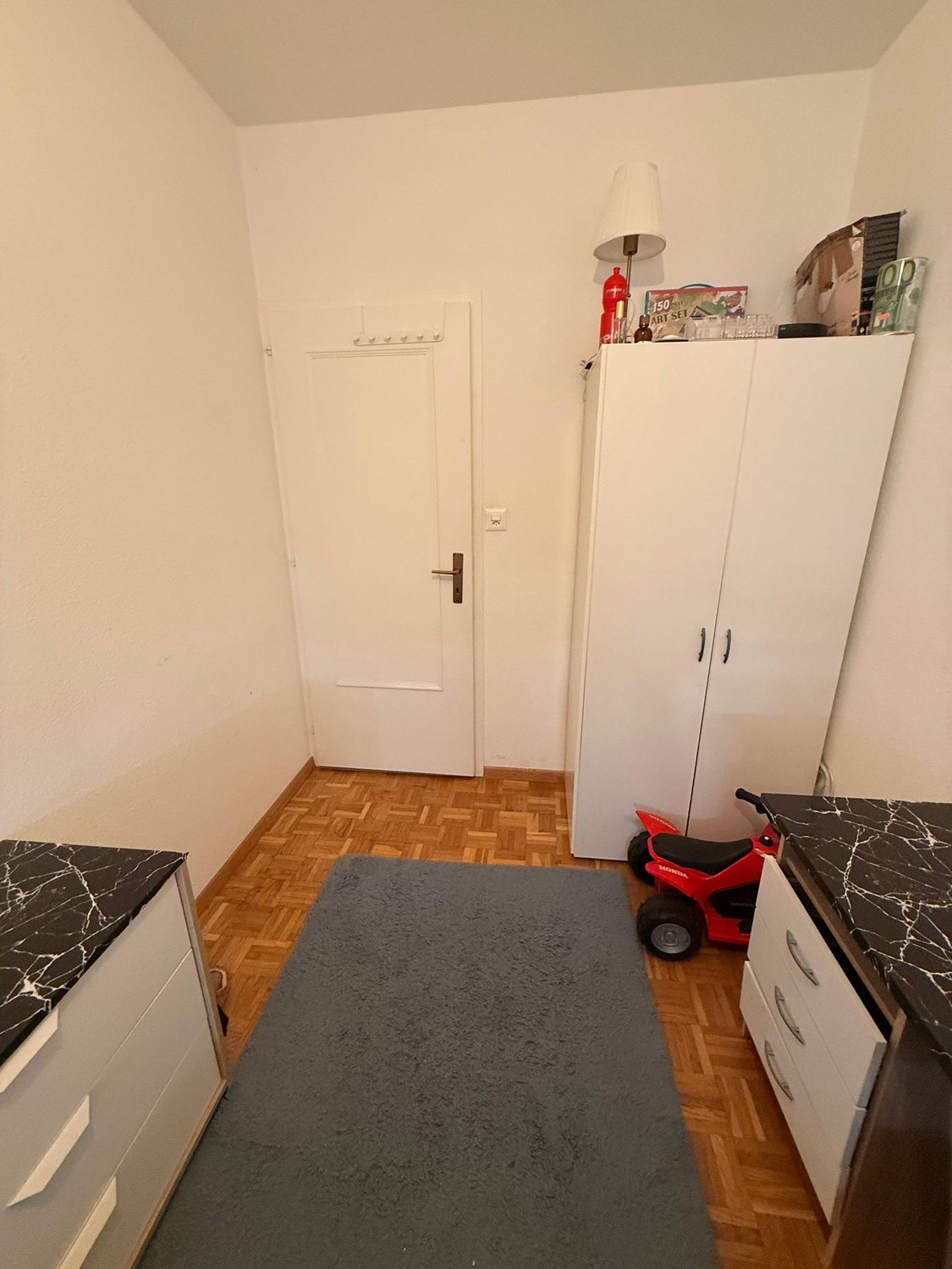 Camera in un appartamento condiviso, foto 1 di 3