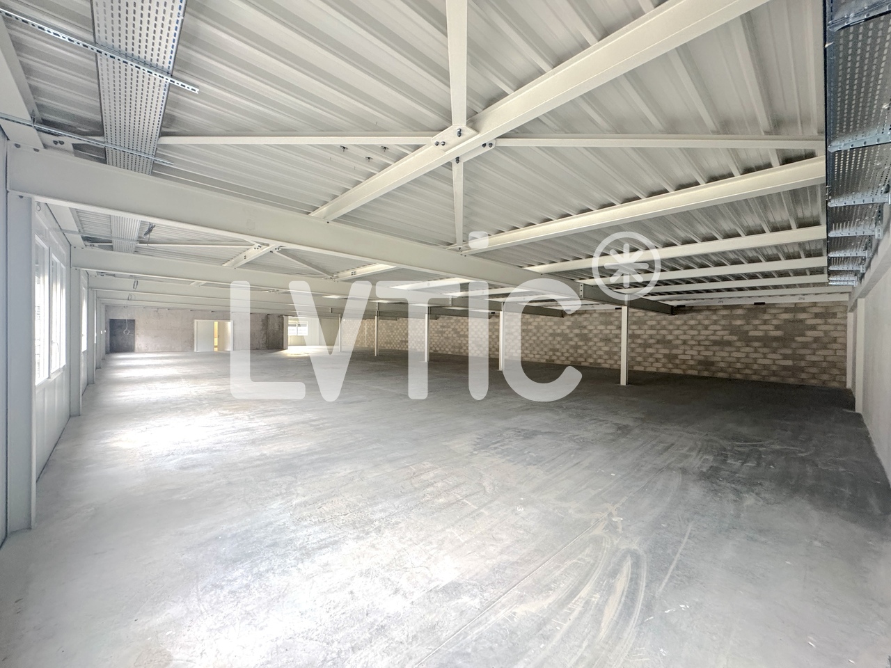 565m² storage room