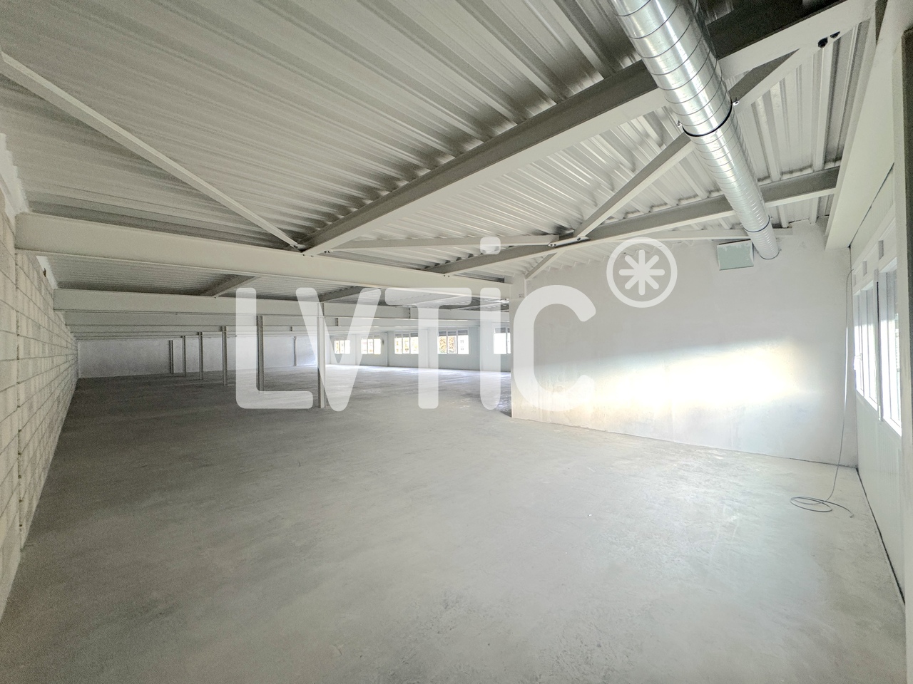 565m² storage room