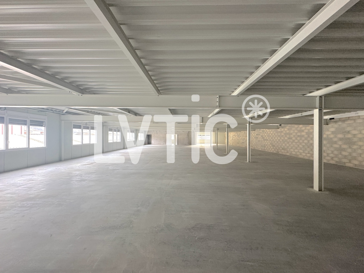 565m² storage room