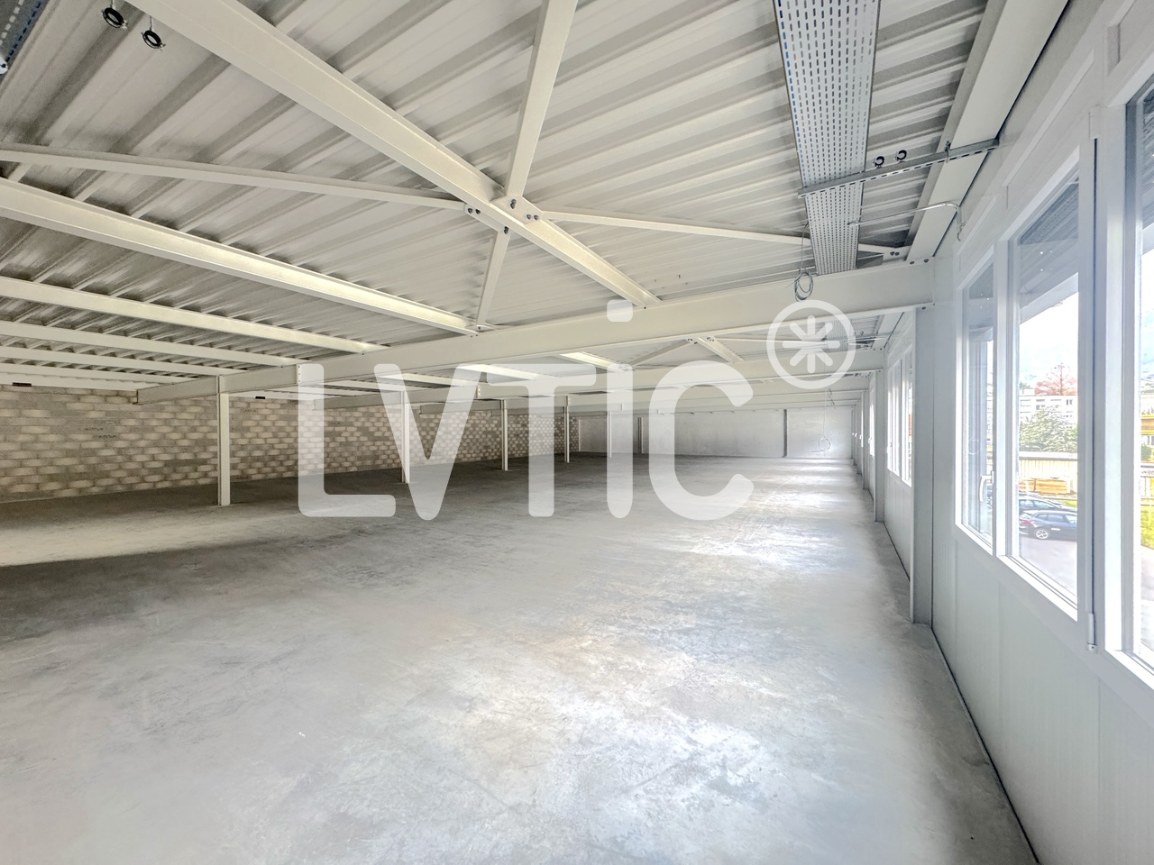565m² storage room