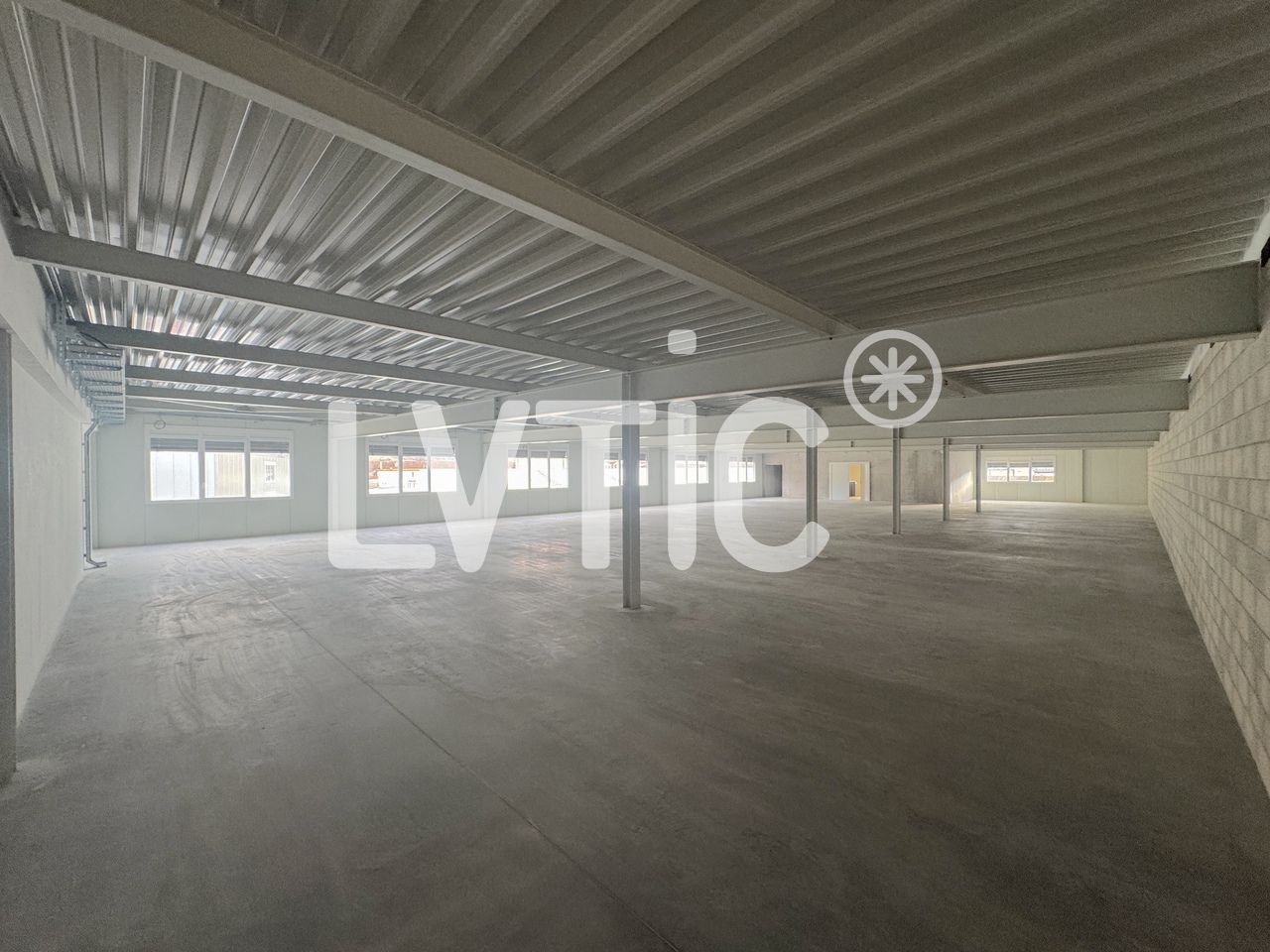 565m² storage room