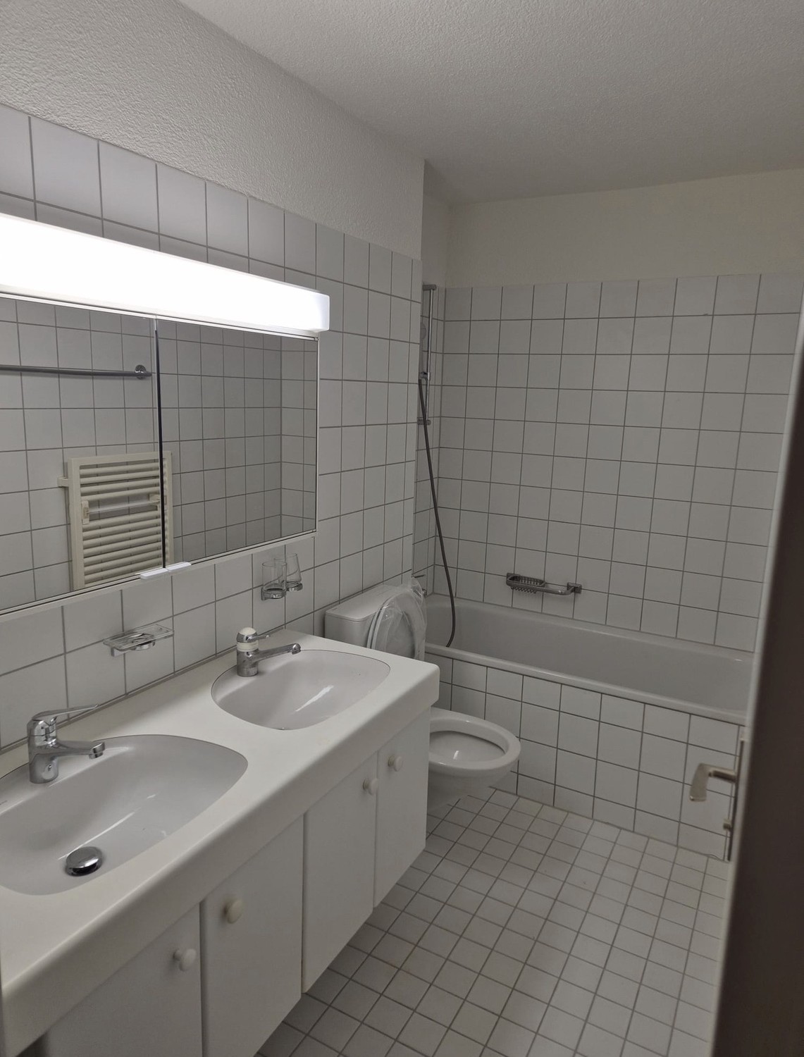 Camera arredata a Zürich-Altstetten – disponibile dal 1° ottobre 2026

A partire dal 1° ottobre affittiamo una camera completamente arredata a Zürich-Altstetten.

La camera è dotata di:
- Letto
- Armadio
- Comodino
- Scrivania
- Sedia
- Cassettiera

Prezzo d'affitto: CHF 1190.– al mese, comprensivo 