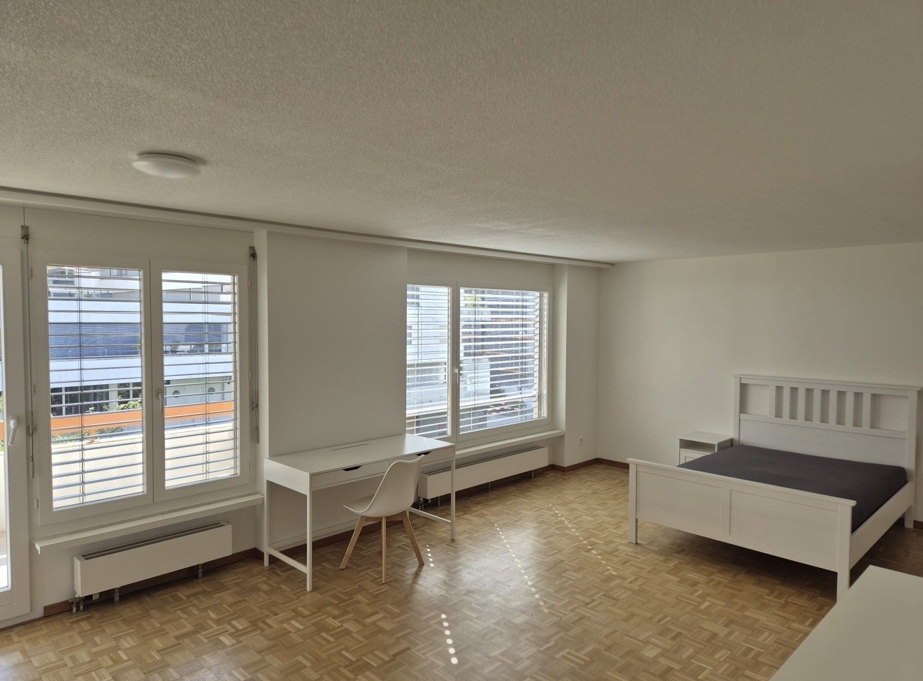 Camera arredata a Zürich-Altstetten – disponibile dal 1° ottobre 2026

A partire dal 1° ottobre affittiamo una camera completamente arredata a Zürich-Altstetten.

La camera è dotata di:
- Letto
- Armadio
- Comodino
- Scrivania
- Sedia
- Cassettiera

Prezzo d'affitto: CHF 1190.– al mese, comprensivo 
