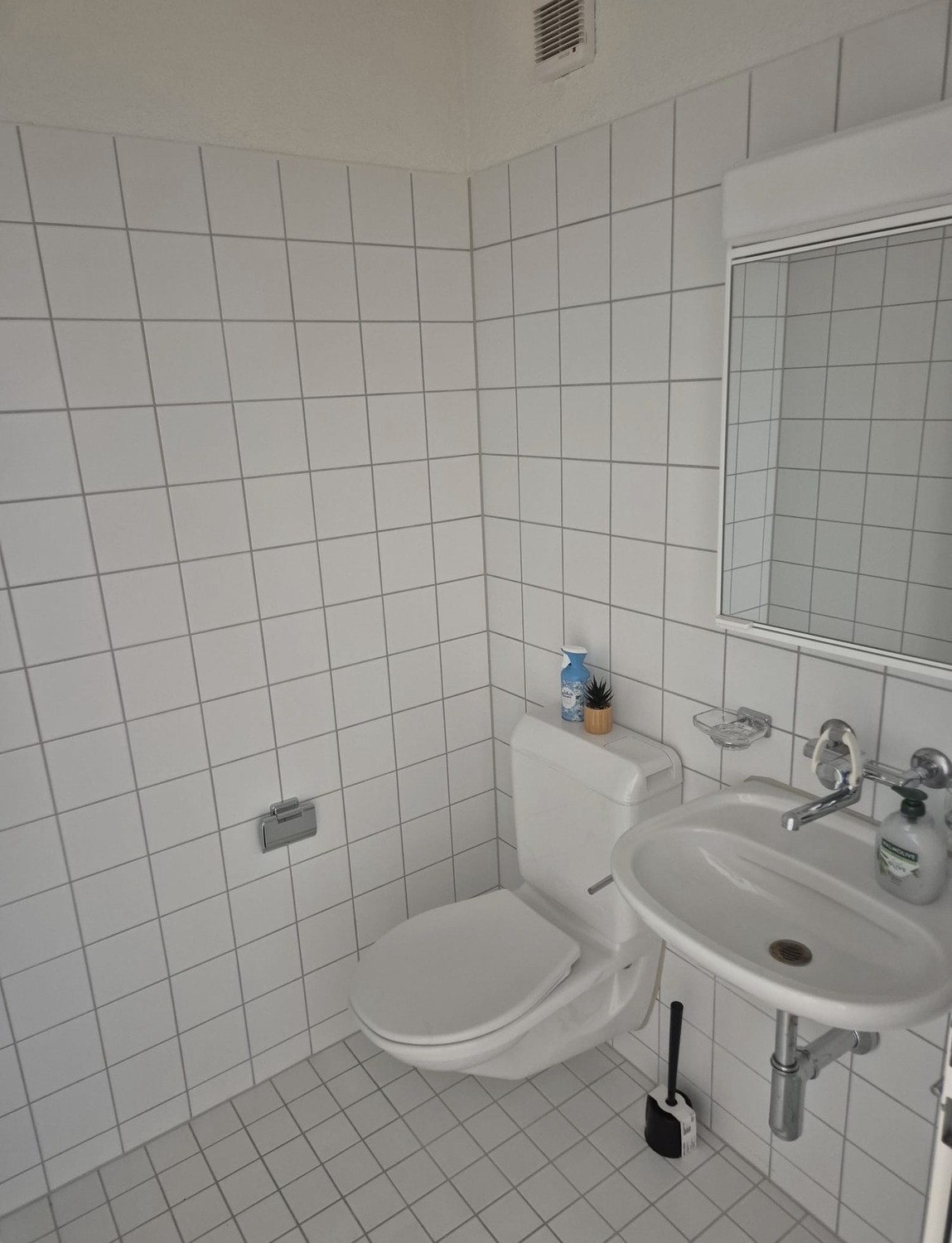 Camera arredata a Zürich-Altstetten – disponibile dal 1° ottobre 2026

A partire dal 1° ottobre affittiamo una camera completamente arredata a Zürich-Altstetten.

La camera è dotata di:
- Letto
- Armadio
- Comodino
- Scrivania
- Sedia
- Cassettiera

Prezzo d'affitto: CHF 1190.– al mese, comprensivo 