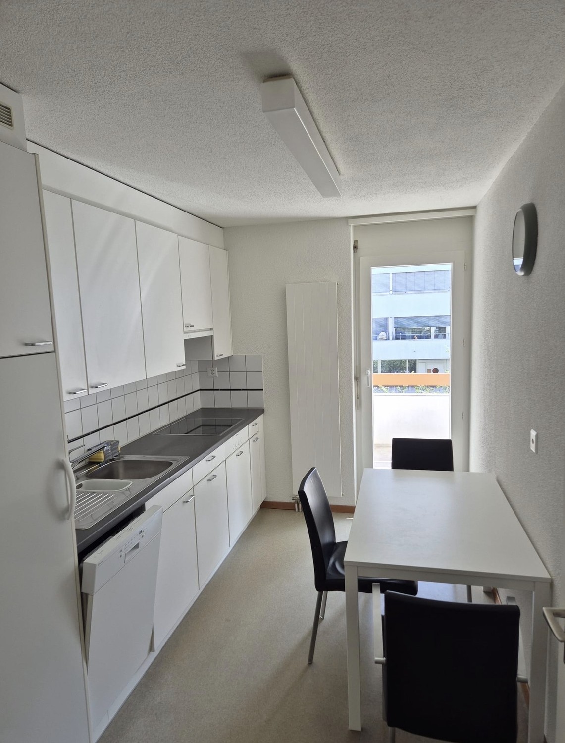 Camera arredata a Zürich-Altstetten – disponibile dal 1° ottobre 2026

A partire dal 1° ottobre affittiamo una camera completamente arredata a Zürich-Altstetten.

La camera è dotata di:
- Letto
- Armadio
- Comodino
- Scrivania
- Sedia
- Cassettiera

Prezzo d'affitto: CHF 1190.– al mese, comprensivo 