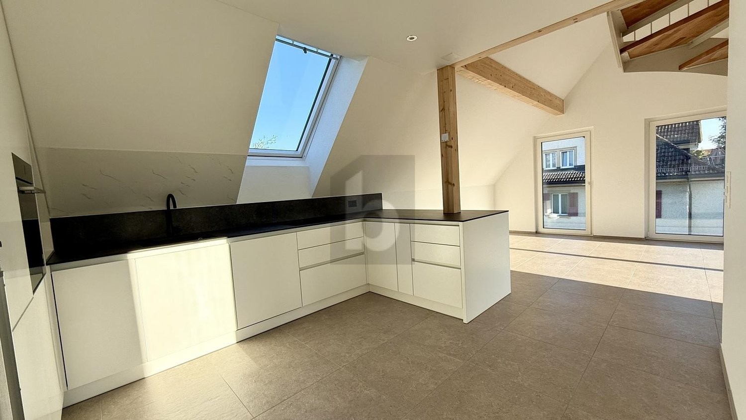 Appartamento mansardato di 2 ½ locali, foto 2 di 4