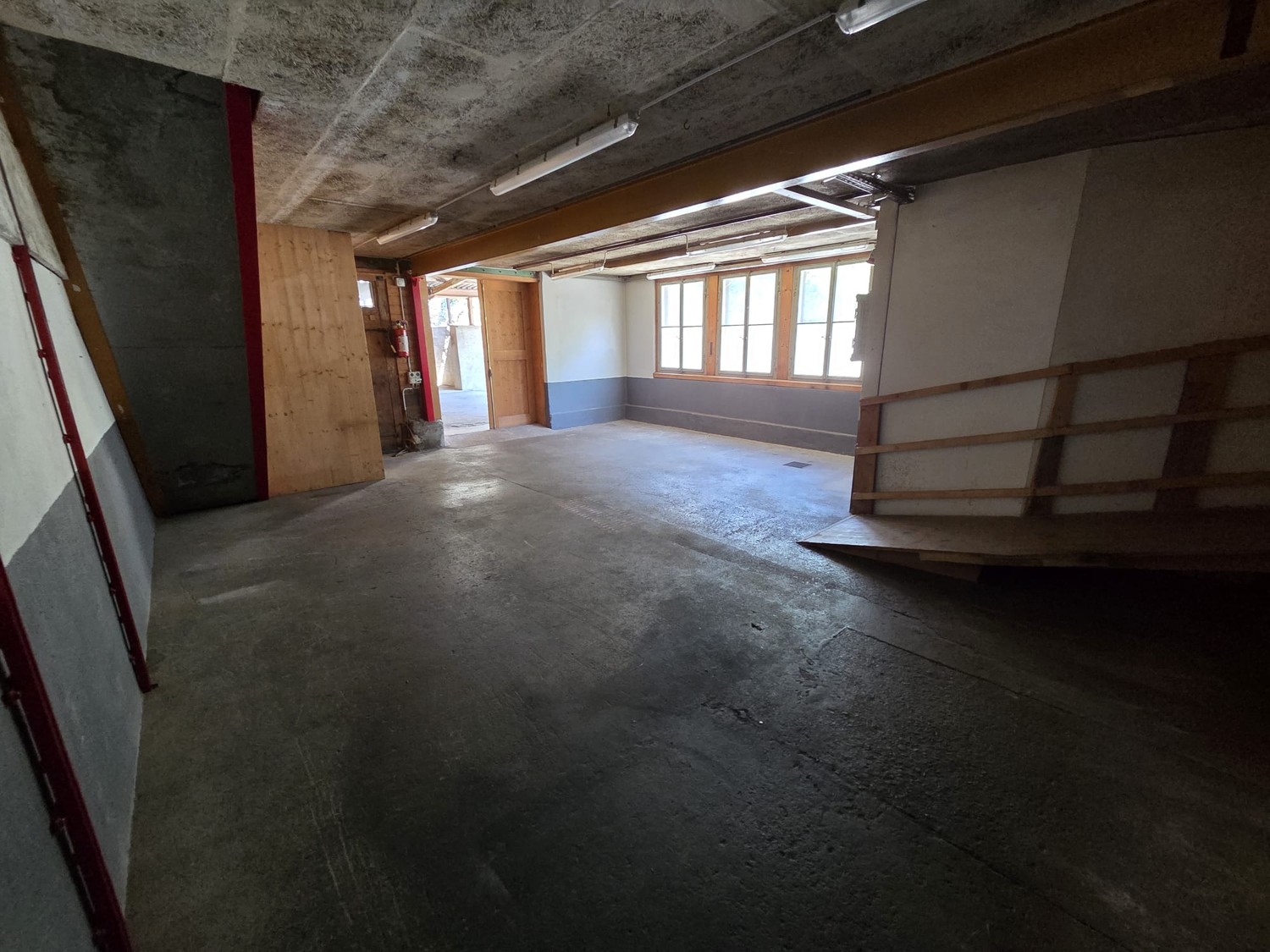 200m² commerciale, foto 1 di 4