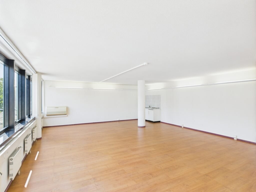 Ufficio

Superficie di 64 m2 situata al 1° piano di un edificio amministrativo situato nelle immediate vicinanze degli ingressi autostradali di Crissier.

Vasto open space e punto d'acqua.

Il centro amministrativo Apollo ospita in particolare un ristorante con terrazza e un parcheggio visitatori so